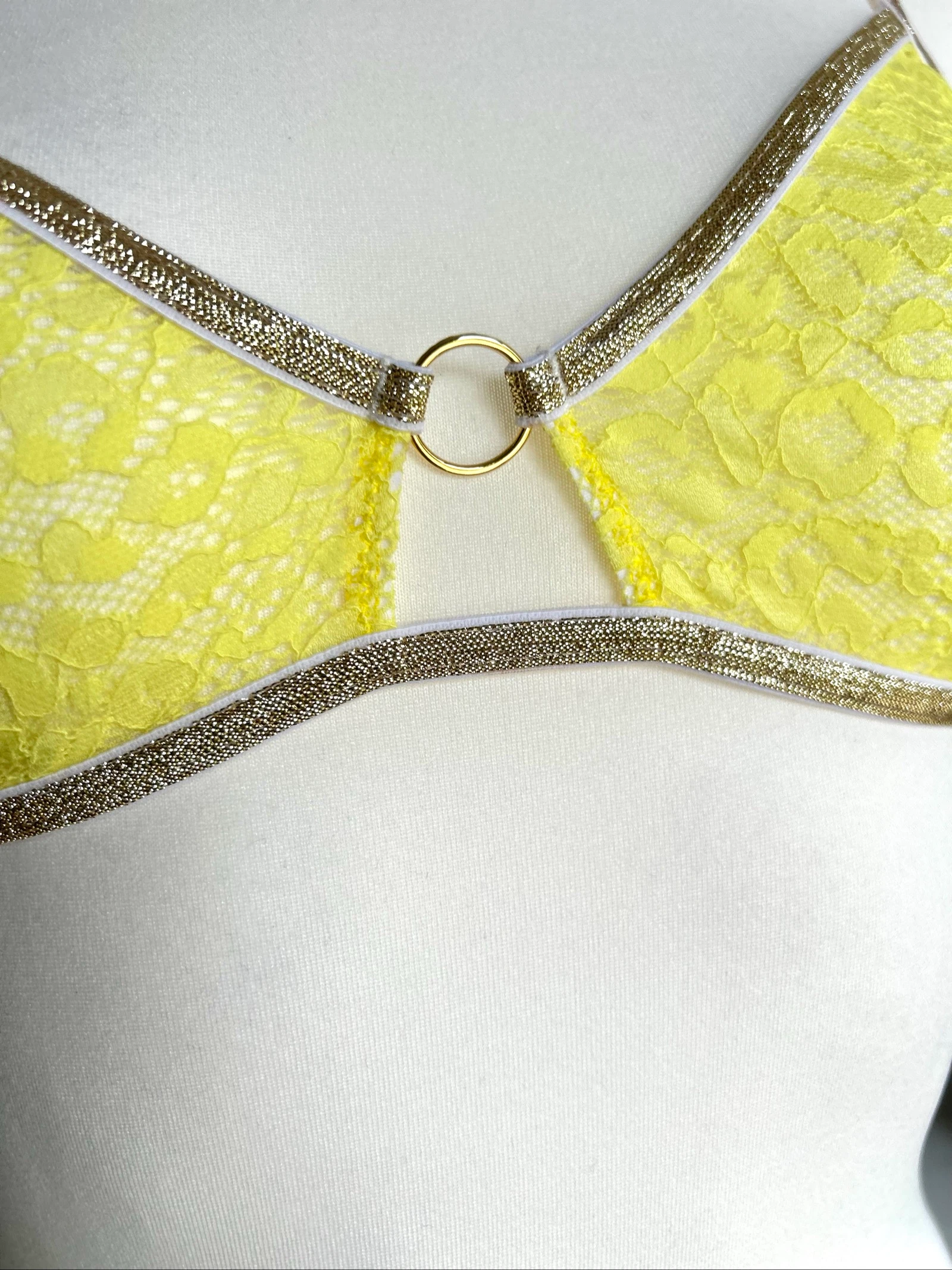 Conjunto de lingerie sutiã e tanga amarelo e dourado em poliamida La Nouvelle – photo 8